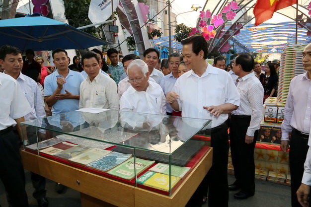 ນາຍົກລັດຖະມົນຕີຫງວຽນເຕີນຢູ້ງຢ້ຽມຢາມຖະໜົນດອກໄມ້ຢູ່ນະຄອນໂຮ່ຈີມິນ